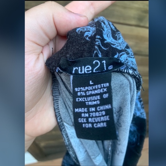 High waisted flare dragon leggings - Picture 2 of 4